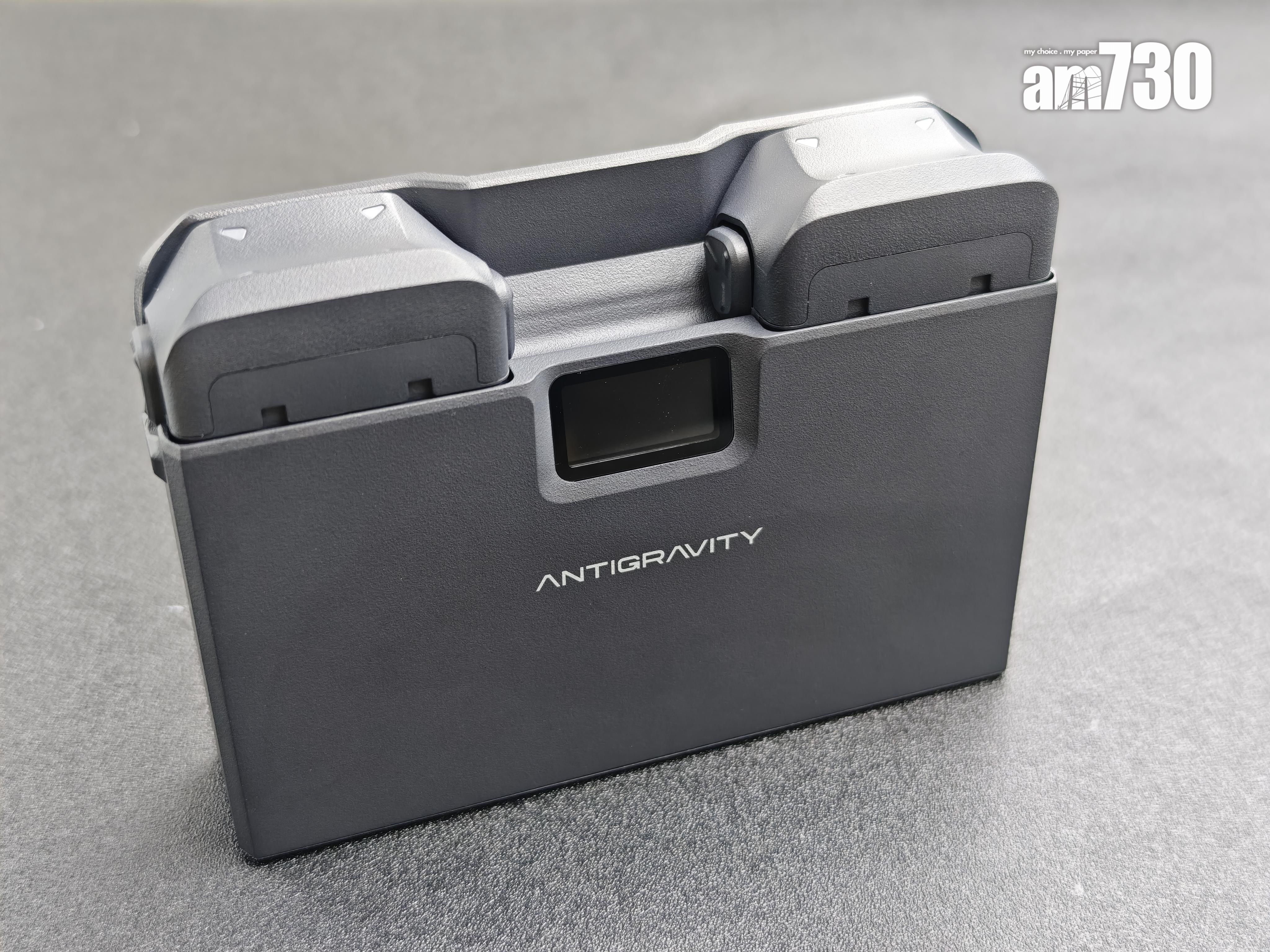 Antigravity A1充電樞紐可放入3粒電池但並非同時充電,支援電力共享功能。