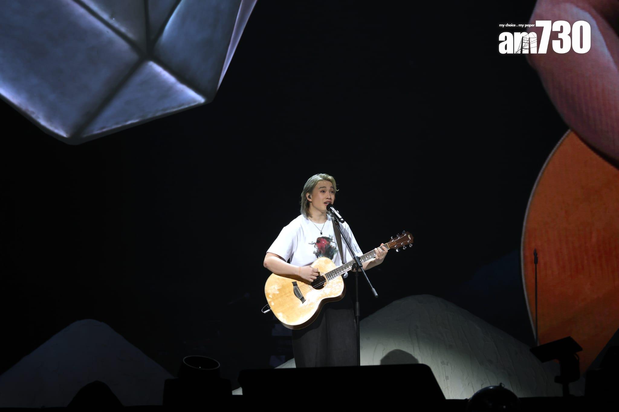 柳應廷Jer在encore時孭著木結他自彈自唱《明日旅程》,寄意找回音樂初心。(娛樂組攝)