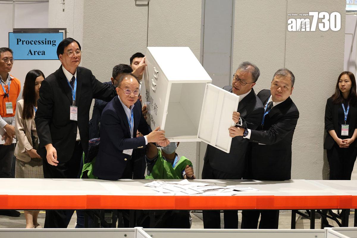 政府和選舉管理委員會在投票時段結束後,於中央點票站倒票箱。(林俊源攝)