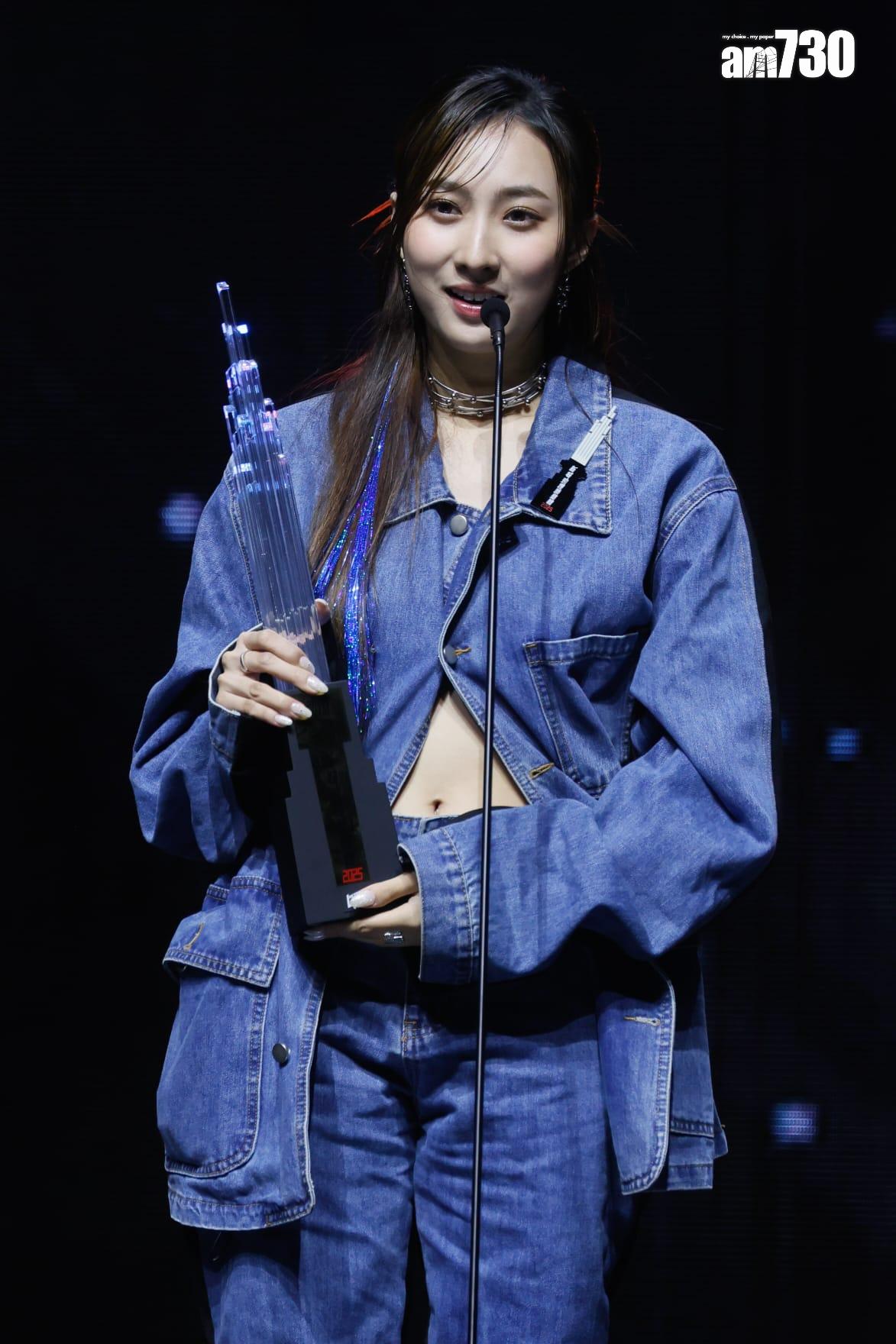 Yumi鍾柔美今日現身成為焦點之一,更獲頒勁爆躍進女歌手金獎殊榮。 (蘇文傑攝)