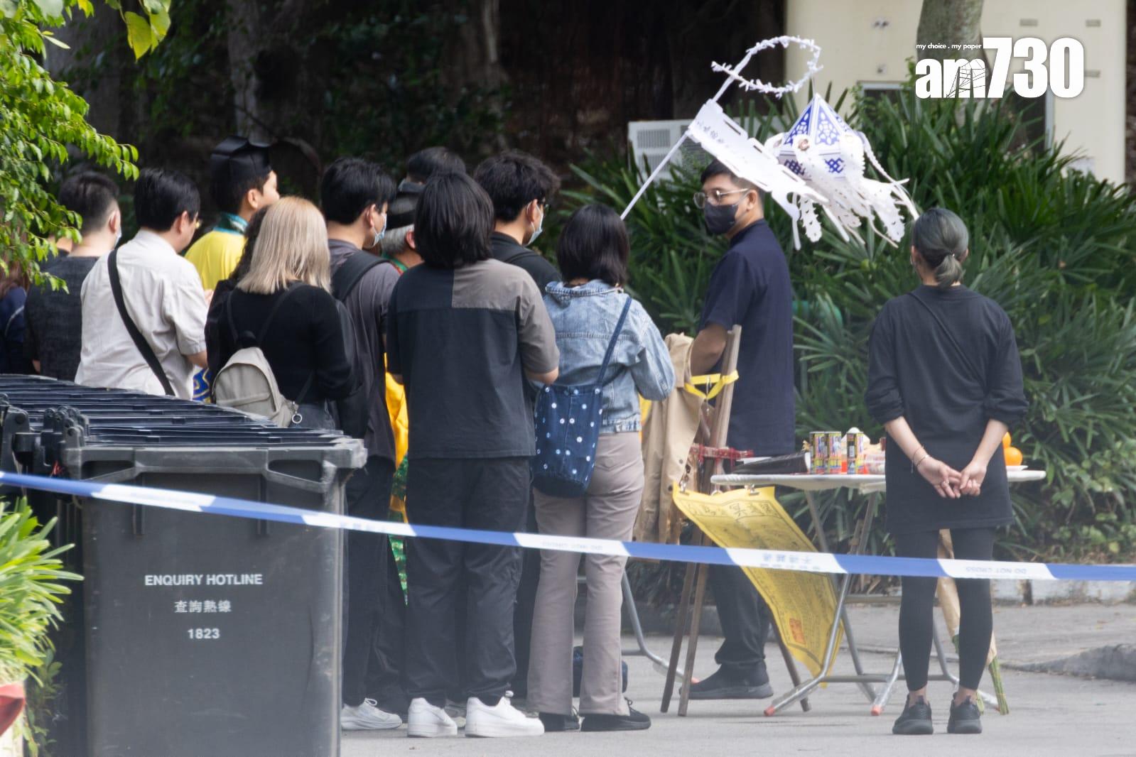 大埔宏福苑五級火,死難者家屬到現場路祭。(蘇文傑攝)