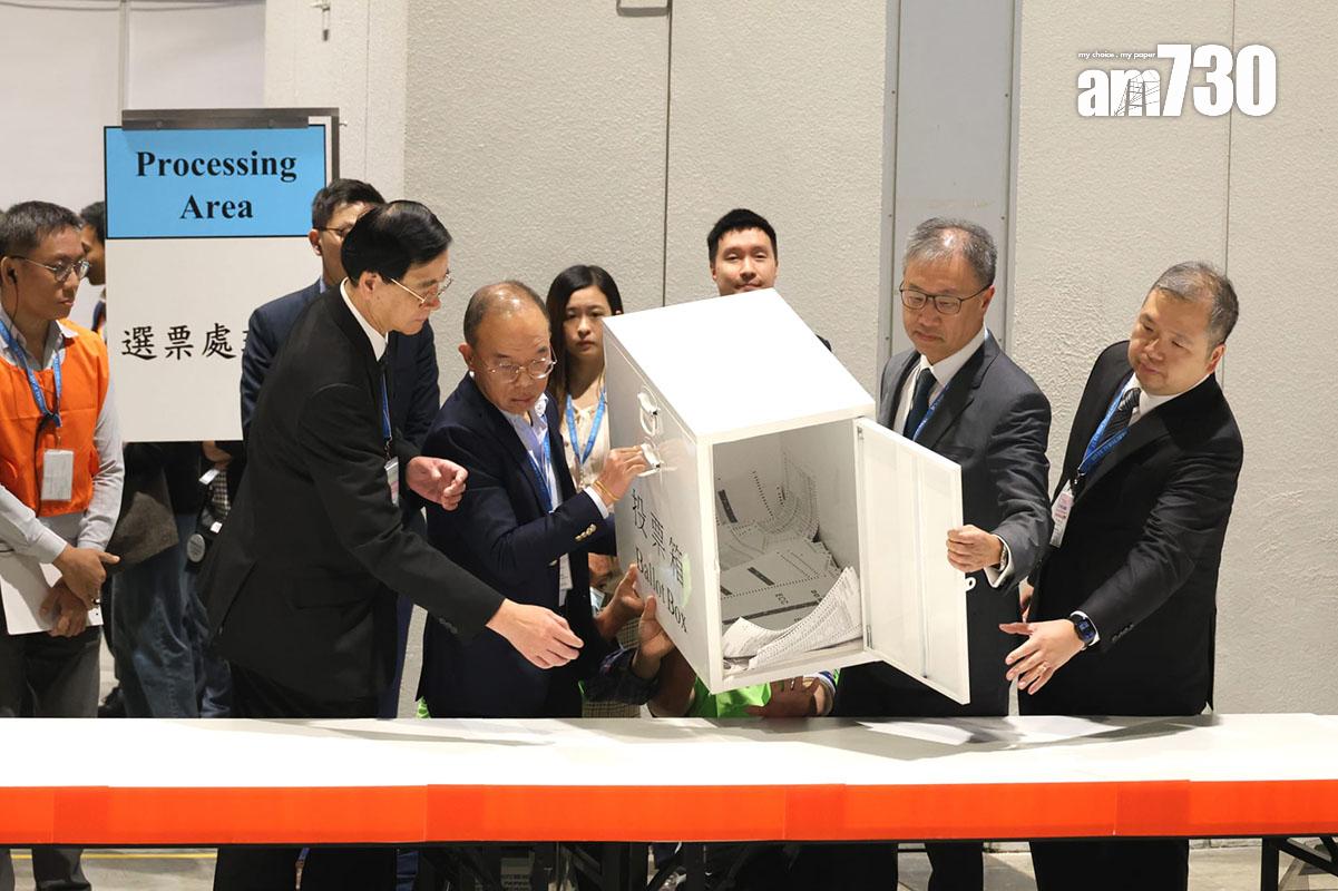 政府和選舉管理委員會在投票時段結束後,於中央點票站倒票箱。(林俊源攝)