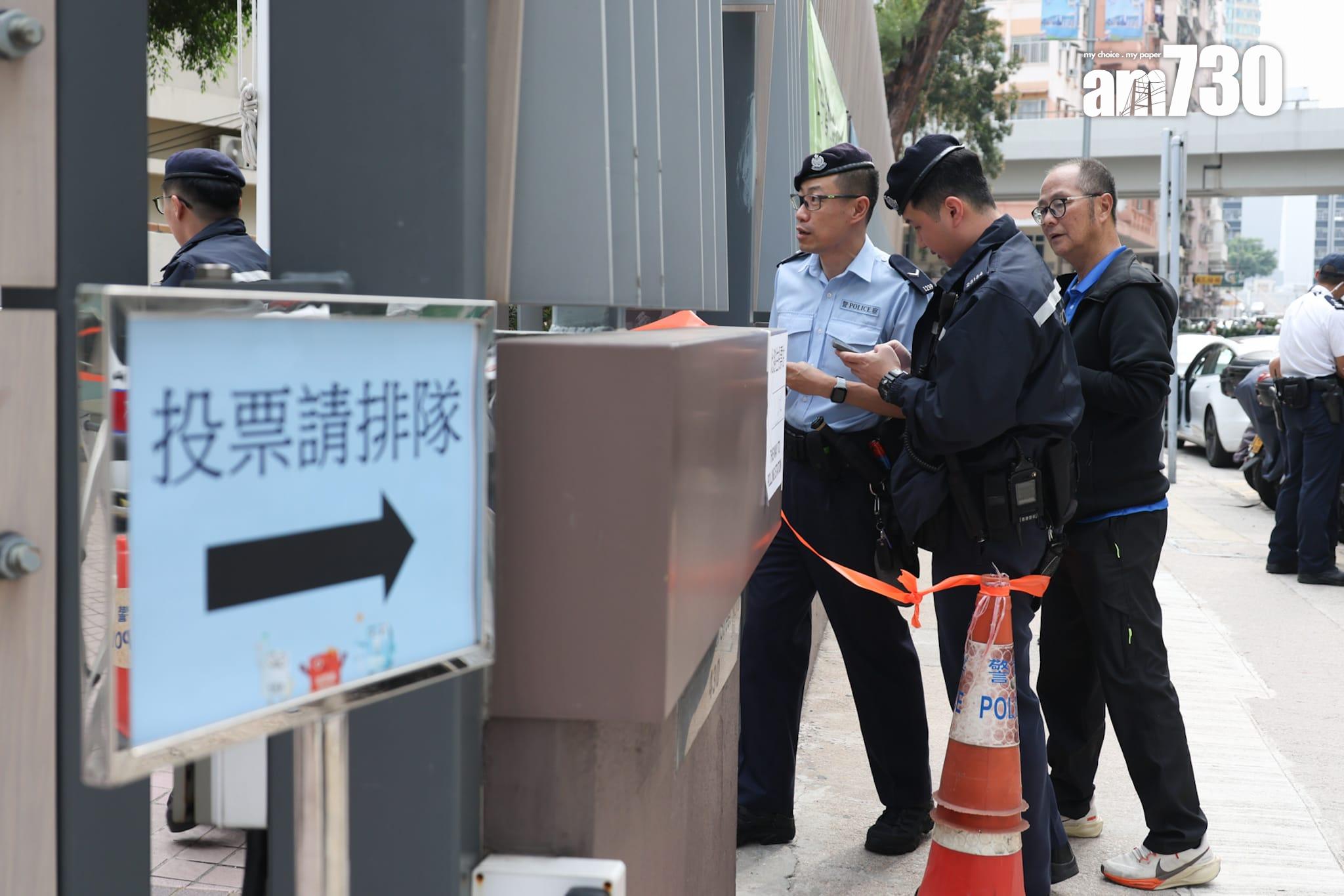 立法會選舉設有專屬投票站,供公務員、醫管局醫護人員及少數族裔人士投票。位於旺角的警察體育遊樂會不少身穿警隊制服的選民於當值期間入場投票。(周令知攝)