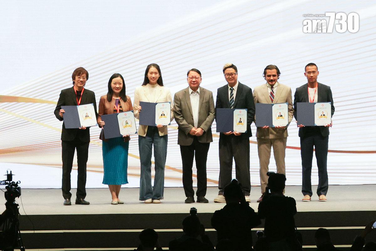 江旻憓(左三)有出席共創明「Teen」計劃第三期畢業典禮,惟沒有接受傳媒訪問。(吳康琦攝)