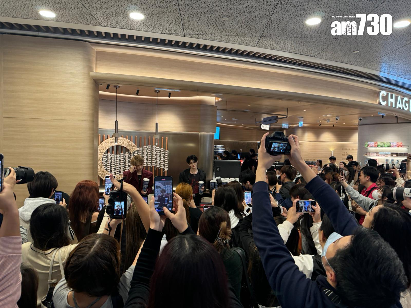 SING與LEO返港現身屯門,吸引大批粉絲捧場。 (娛樂組攝)