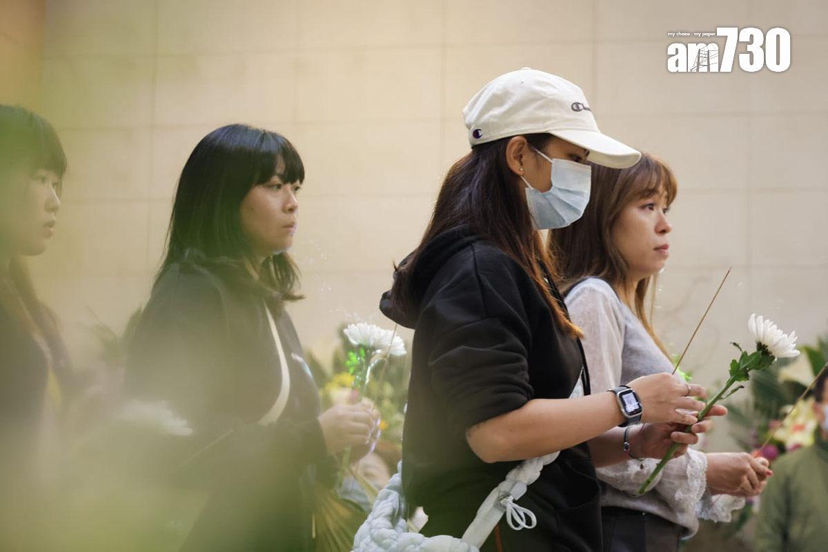 九龍殯儀館第三日開放供市民悼念大埔宏福苑五級火遇難者。(吳康琦攝)