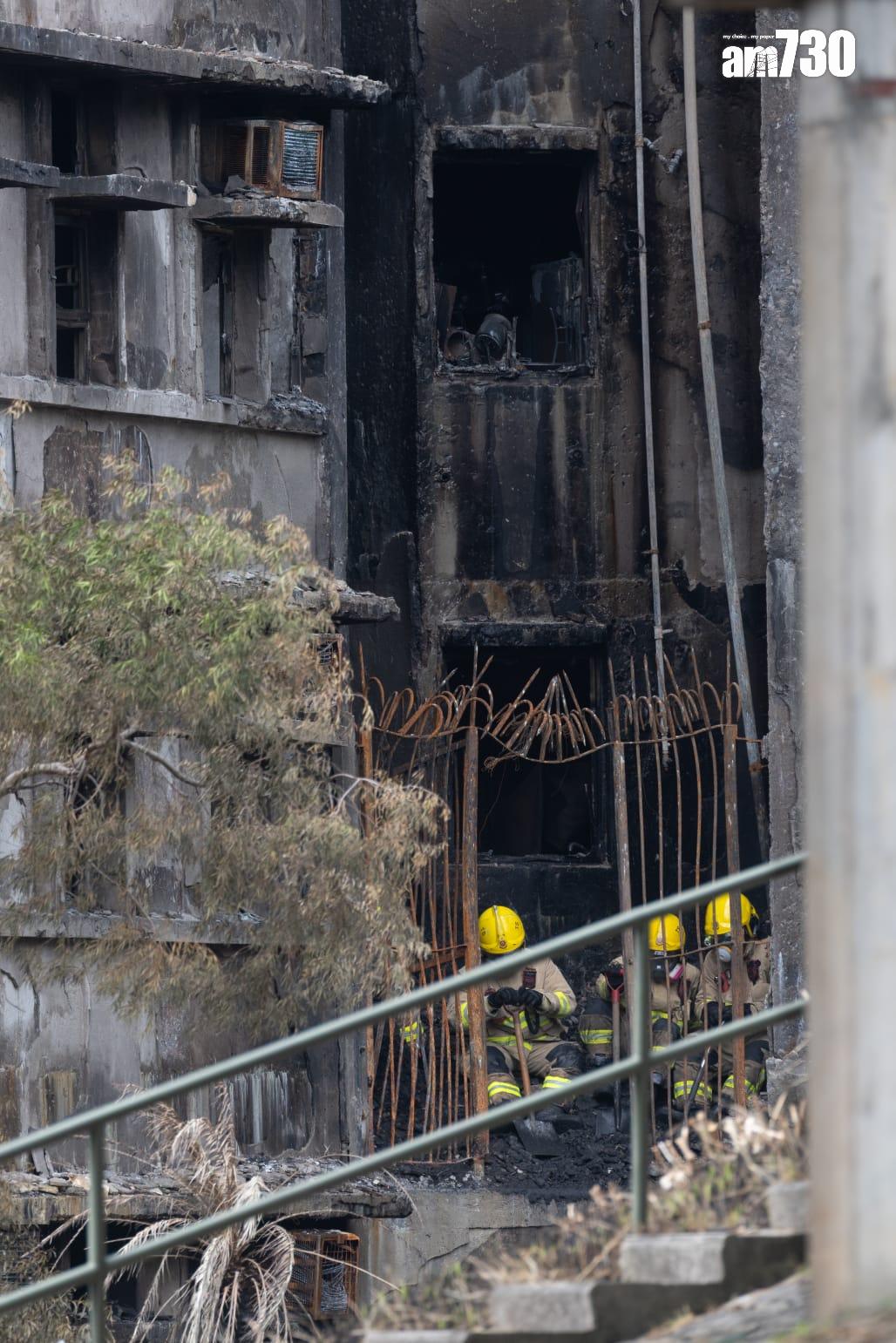 大埔宏福苑五級火災,消防繼續入內搜索。(蘇文傑攝)