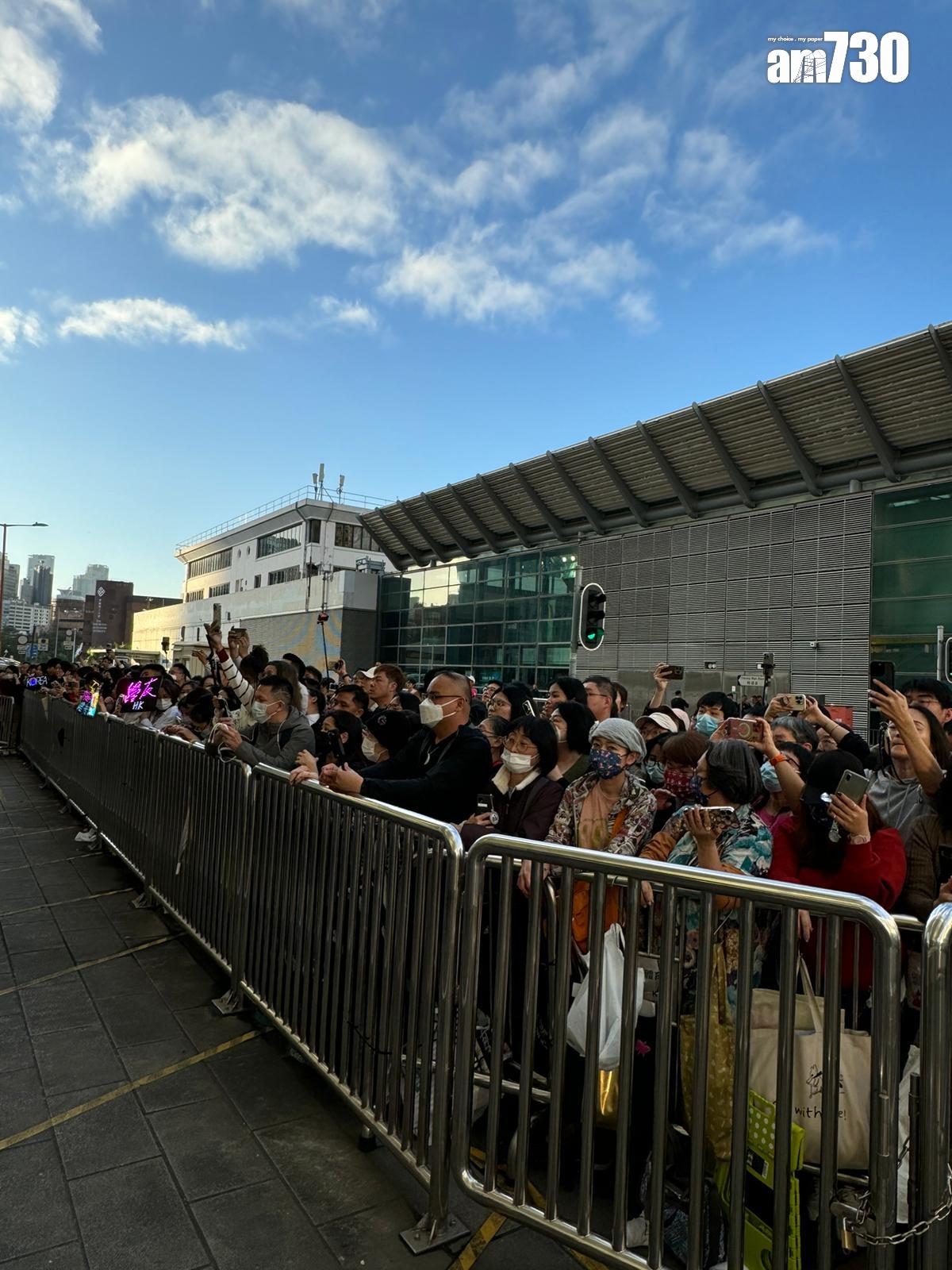 來自各地的歌迷到場見學友。 (娛樂組攝)