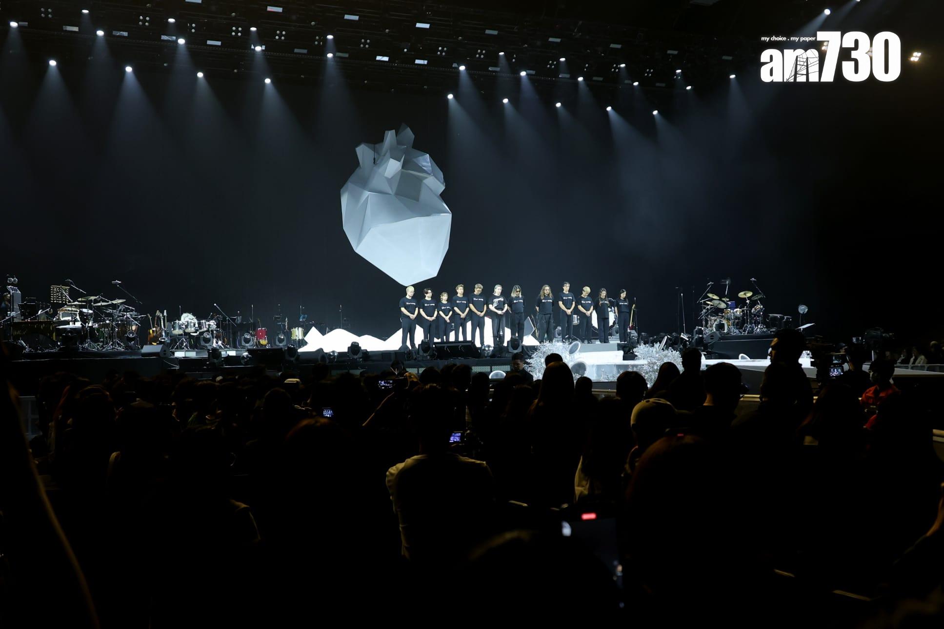 全場站立靜默哀悼大埔火災死難者。(娛樂組攝)