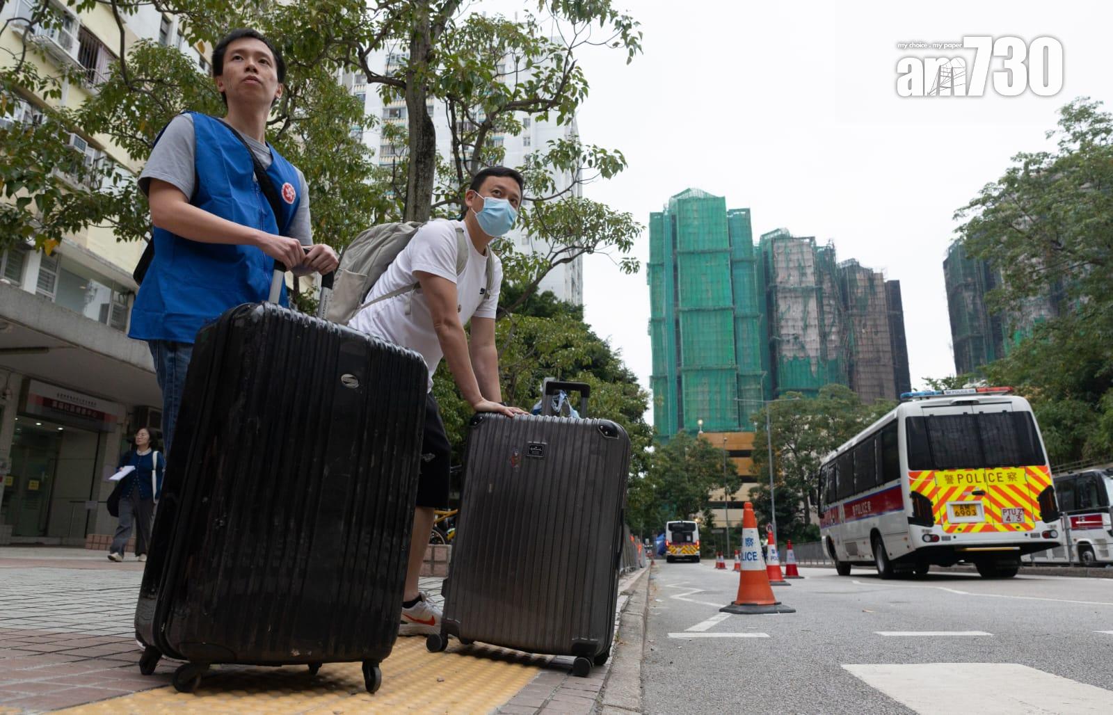 大埔宏福苑五級火,宏志閣住戶周三(3日)返回單位取重要物品。(蘇文傑 攝)
