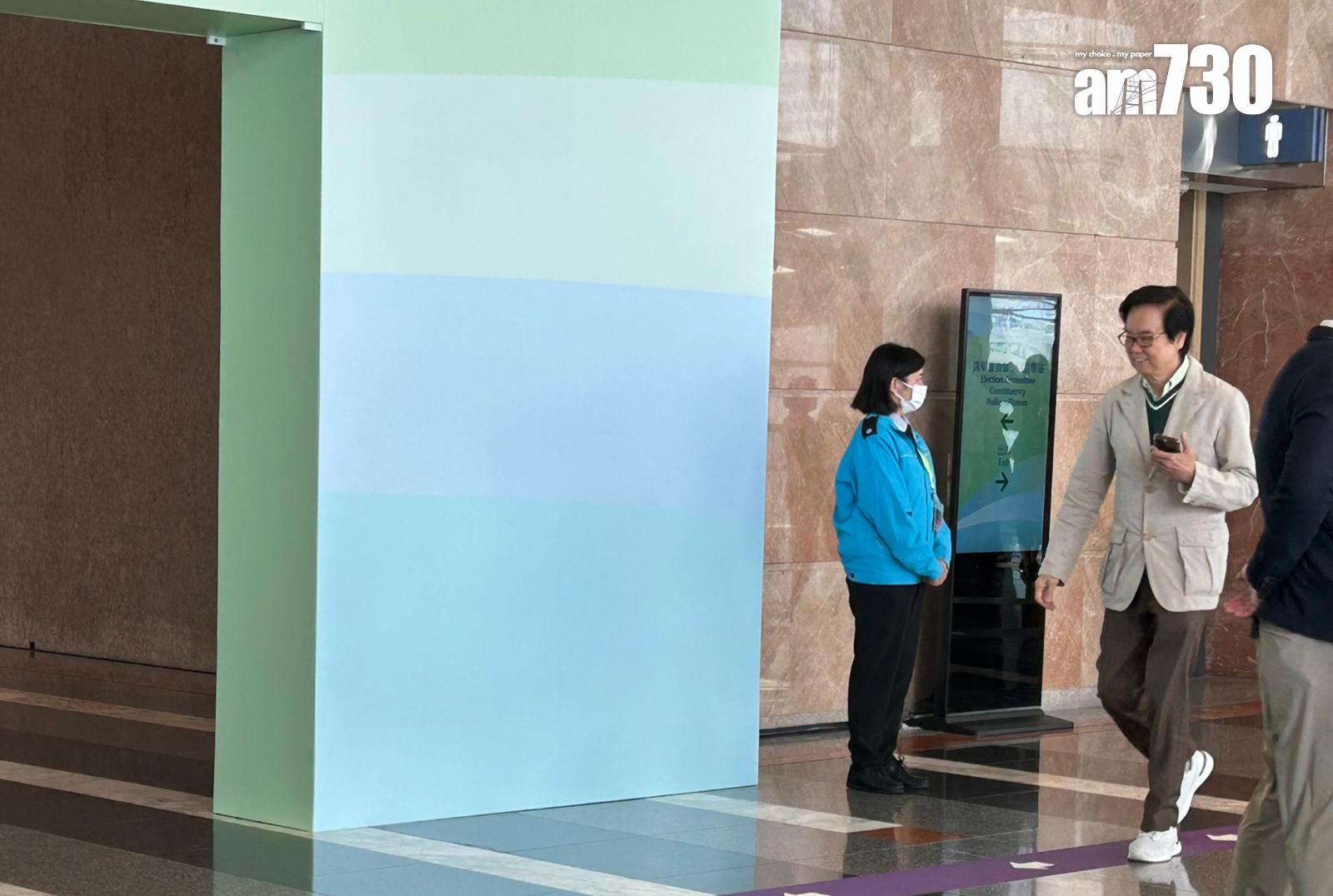 立法會選舉,黃百鳴到會展票站投票。(陳芷晴攝)