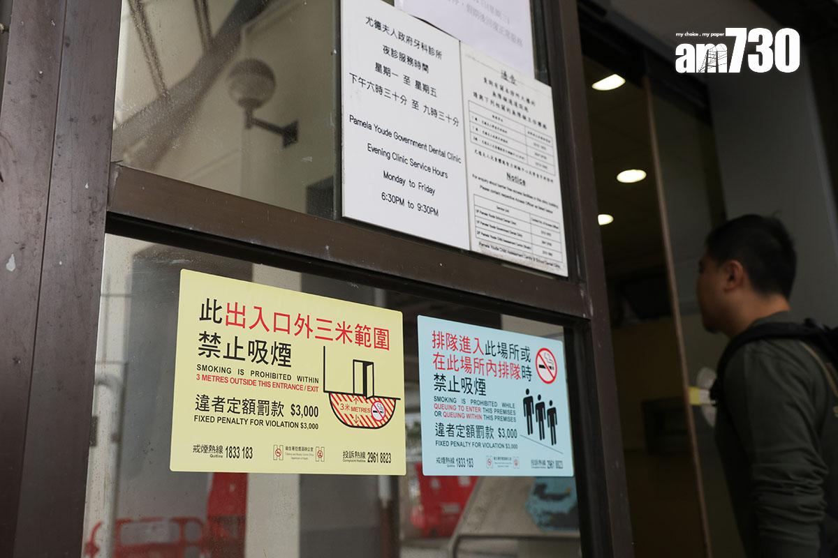 控煙酒辦已設計新的「出入口3米範圍」或「排隊進入時禁煙」貼紙,供相關處所張貼。(吳康琦攝)