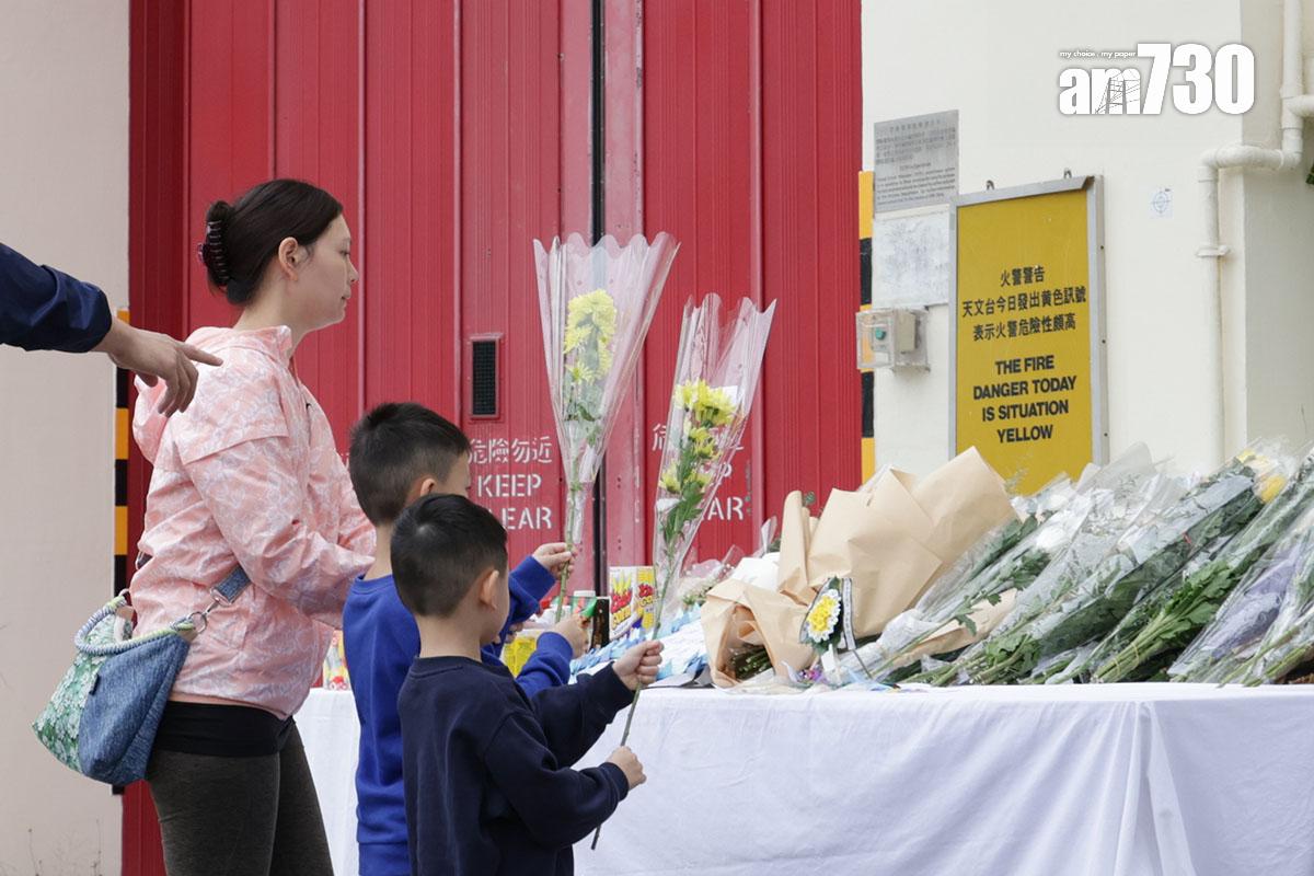 何偉豪在大埔宏福苑五級火當中不幸殉職,事後有市民到沙田消防局獻花悼念。(資料圖片/吳康琦攝)