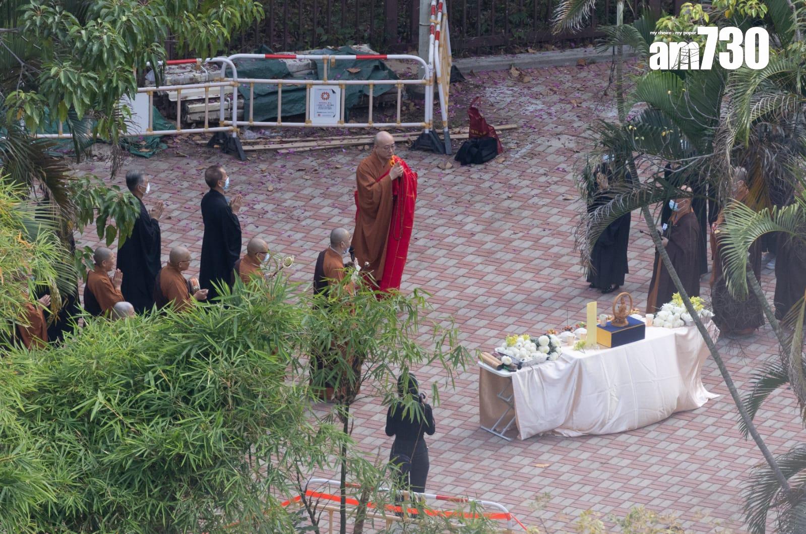 大埔宏福苑五級火災,消防員何偉豪英勇殉職。現場舉行佛教及道教儀式悼念。(蘇文傑攝)