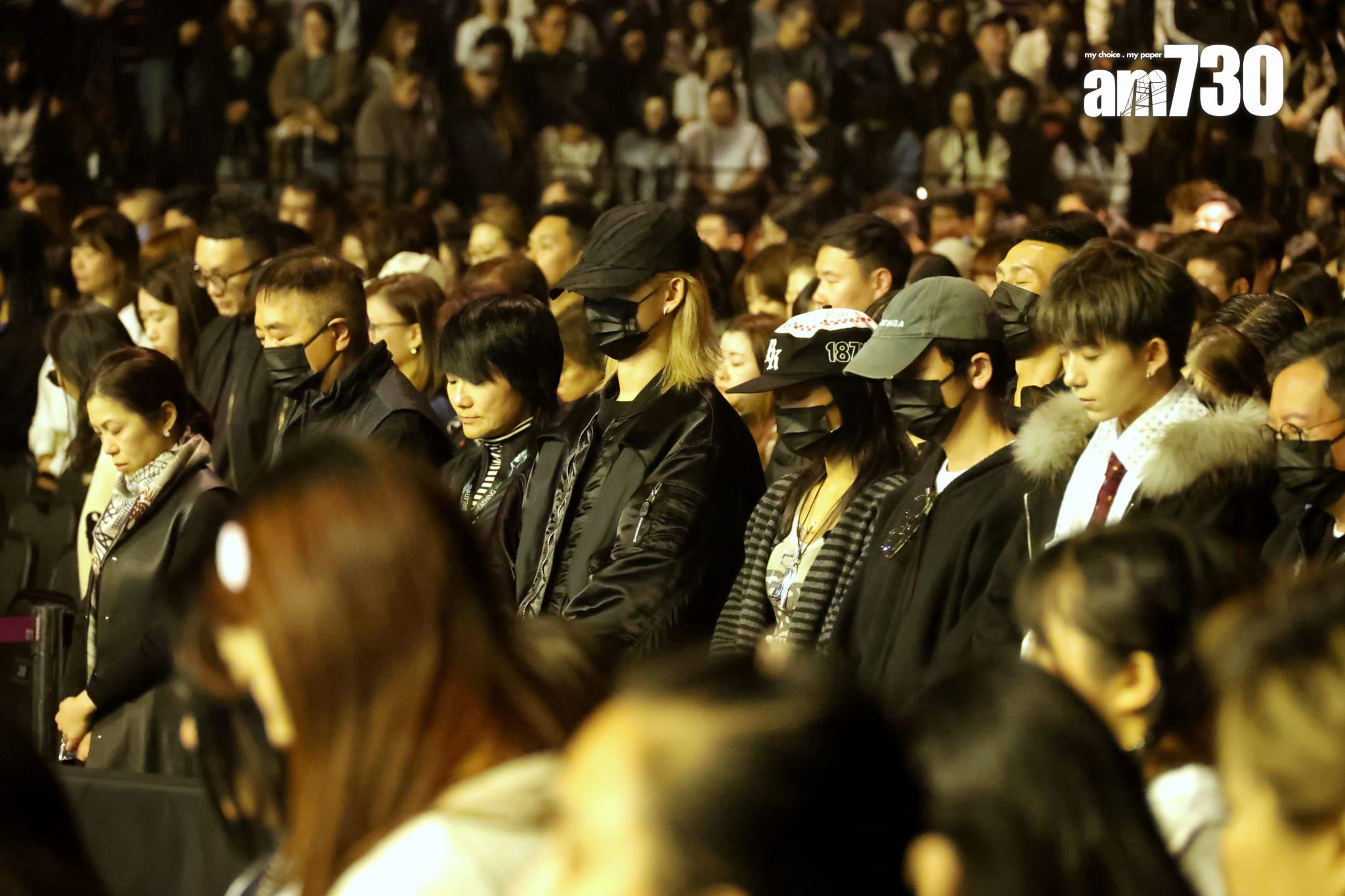 全場站立靜默哀悼大埔火災死難者。(娛樂組攝)