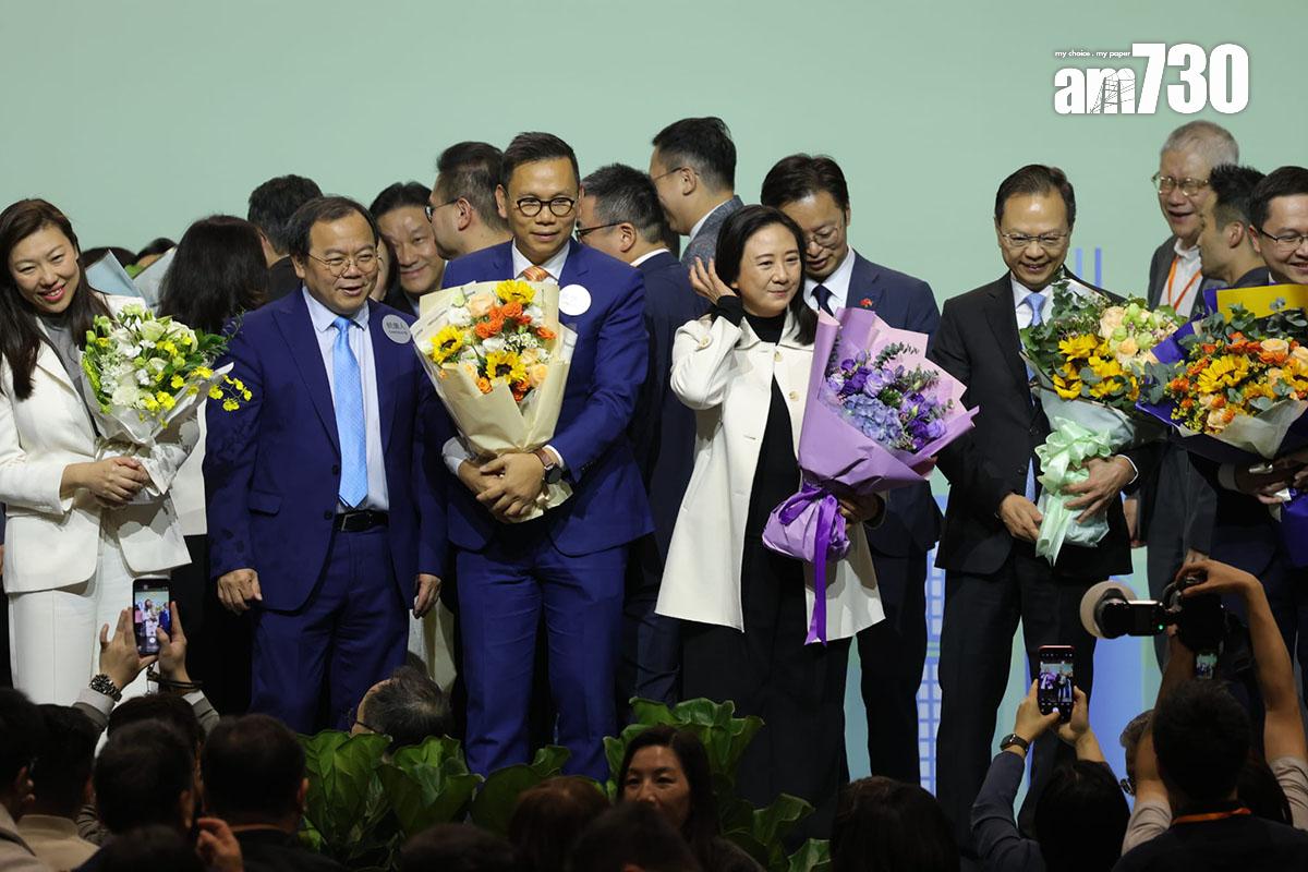 立法會換屆選舉選委會界別投票結果公布後,各候選人在台上祝賀或合照。(林俊源攝)