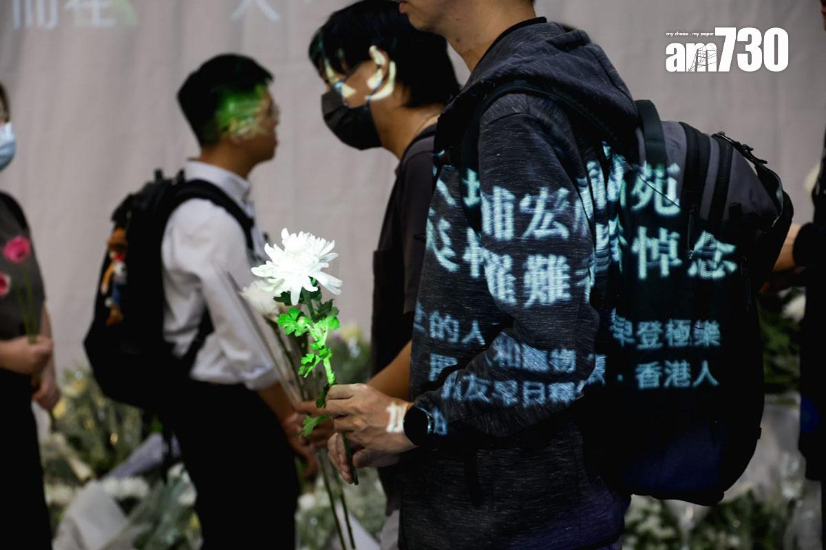 九龍殯儀館第三日開放供市民悼念大埔宏福苑五級火遇難者。(吳康琦攝)