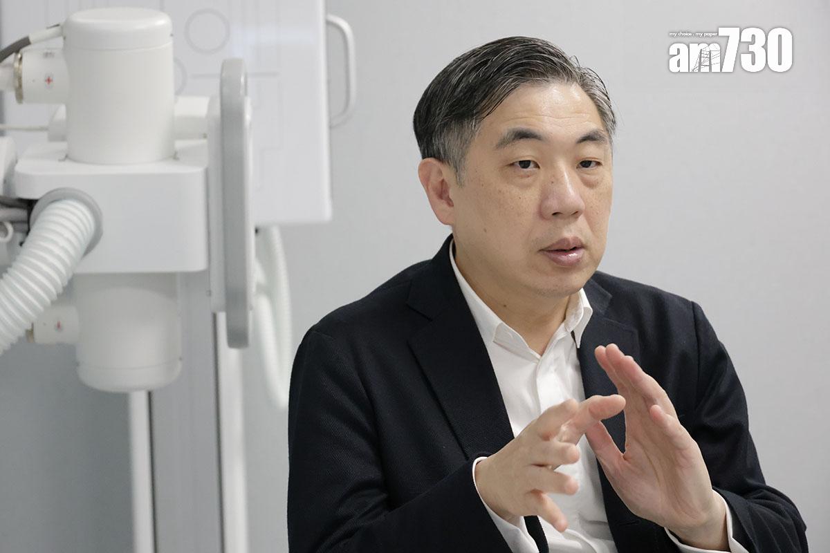 梁禮賢提出改善自願醫保計劃,將覆蓋範圍做得更闊、更深。(吳康琦攝)