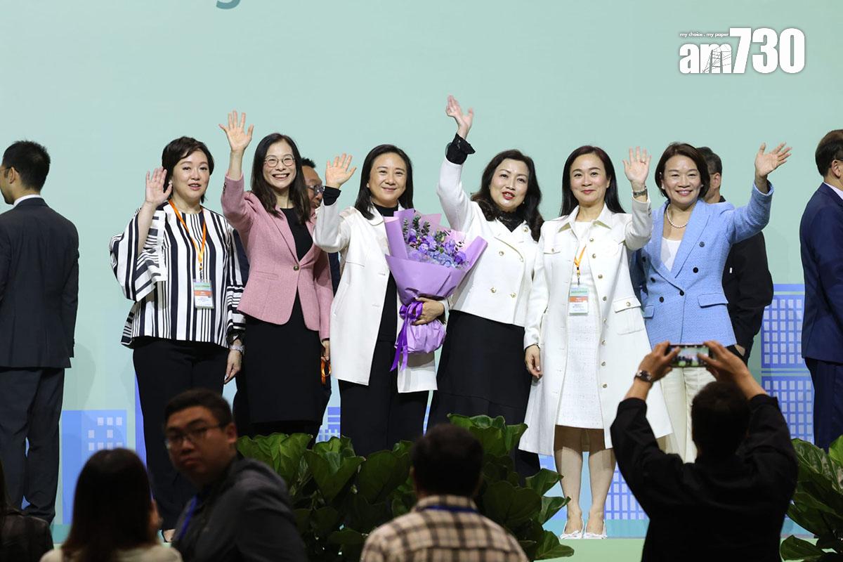 立法會換屆選舉選委會界別投票結果公布後,各候選人在台上祝賀或合照。(林俊源攝)