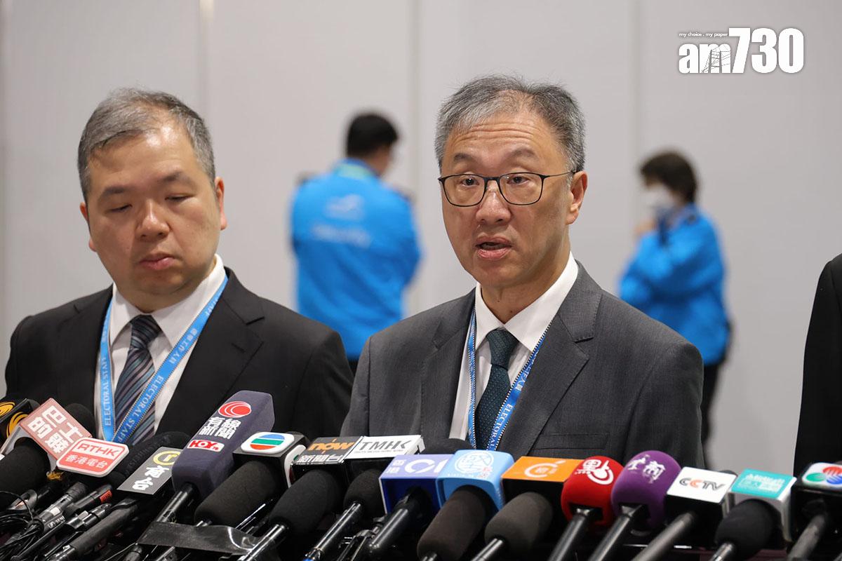 陸啟康(右)凌晨近2時形容點票工作暢順,期望可在數小時內公布其餘結果。(林俊源攝)