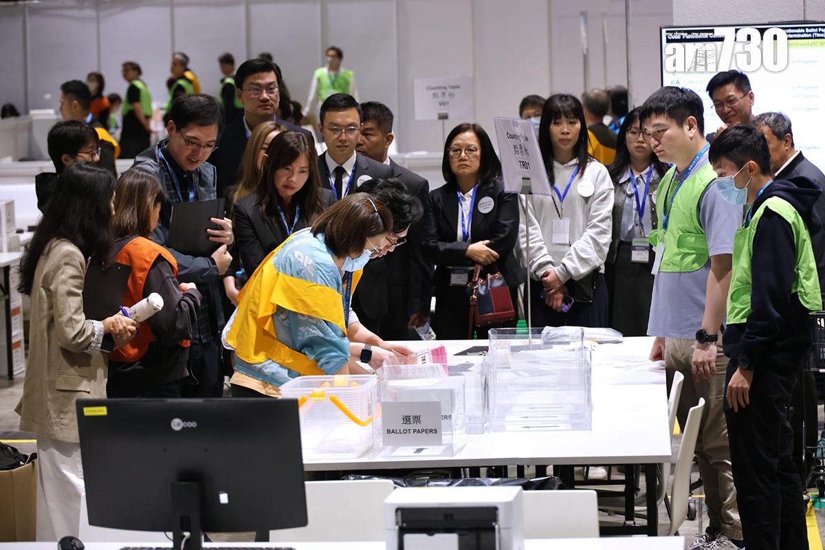 工作人員在立法會換屆選舉中央點票站,持續點算功能界別的選票。(林俊源攝)