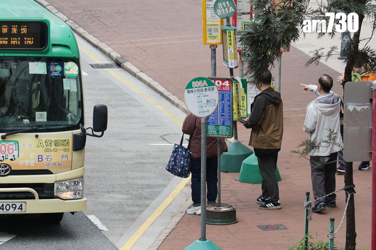 輪候登上公共交通將會禁煙,包括最少兩人排隊。(吳康琦攝)