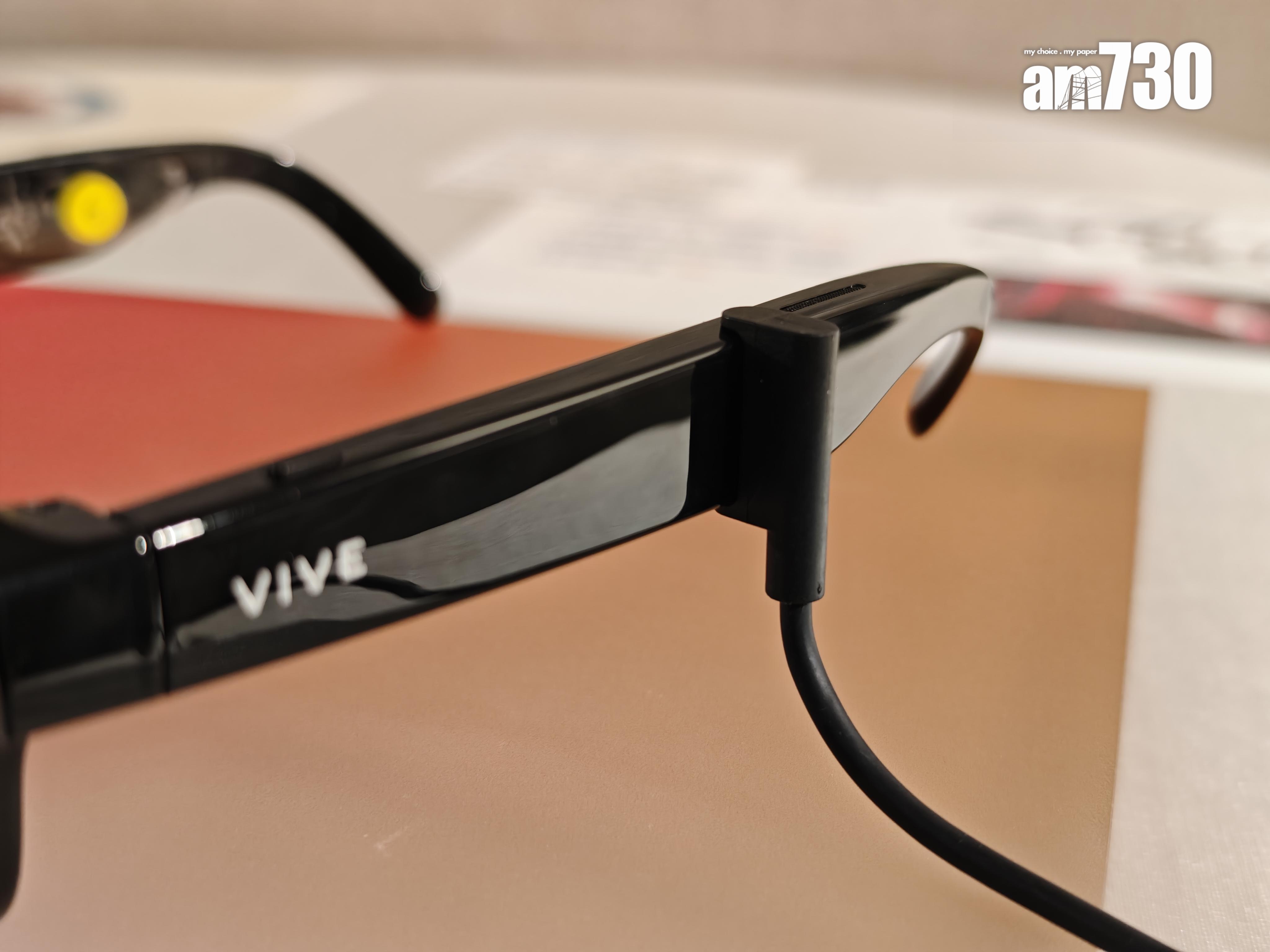 HTC VIVE Eagle磁吸式充電線可以邊用邊充電。