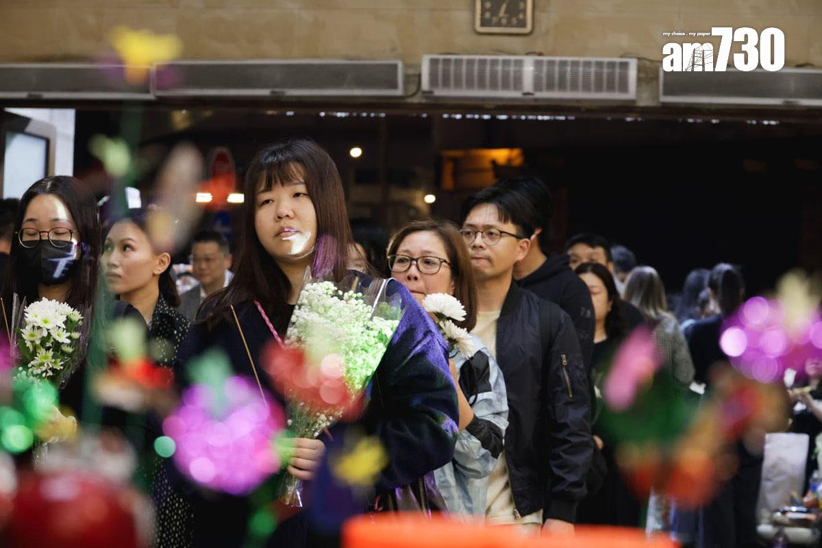 九龍殯儀館第三日開放供市民悼念大埔宏福苑五級火遇難者。(吳康琦攝)