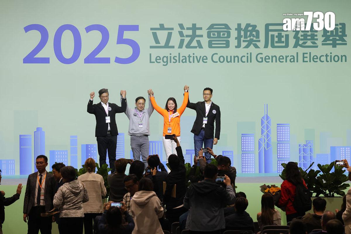 立法會換屆選舉,植潔鈴(右二)和吳秋北(右一)當選香港島東選區,台上未見李清霞。(林俊源攝)