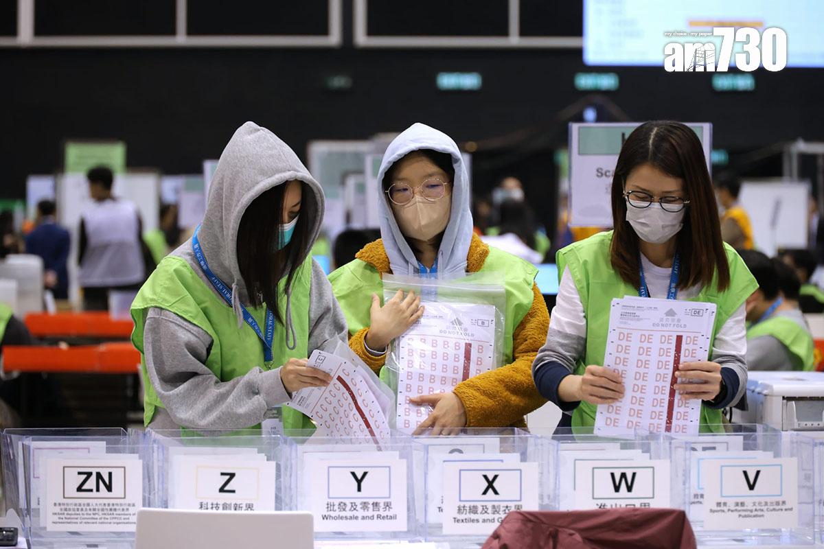 工作人員在立法會換屆選舉中央點票站,持續點算功能界別的選票。(林俊源攝)