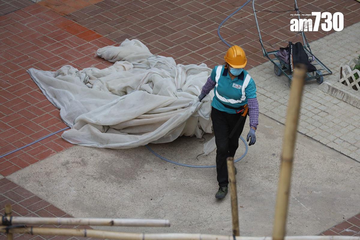 政府要求全港大維修樓宇最遲周六須拆除外牆棚架的棚網,怡閣苑今日正拆除棚網。(鍾式明攝)