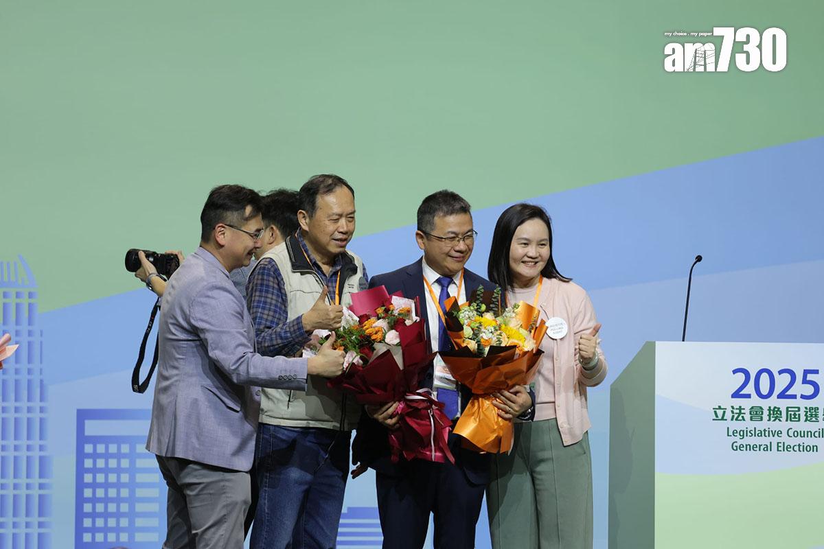 立法會換屆選舉選委會界別投票結果公布後,各候選人在台上祝賀或合照。(林俊源攝)