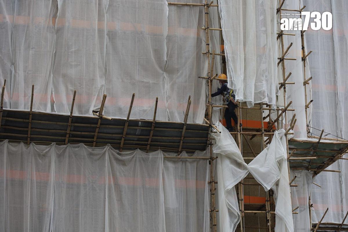 政府要求全港大維修樓宇最遲周六須拆除外牆棚架的棚網,怡閣苑今日正拆除棚網。(鍾式明攝)