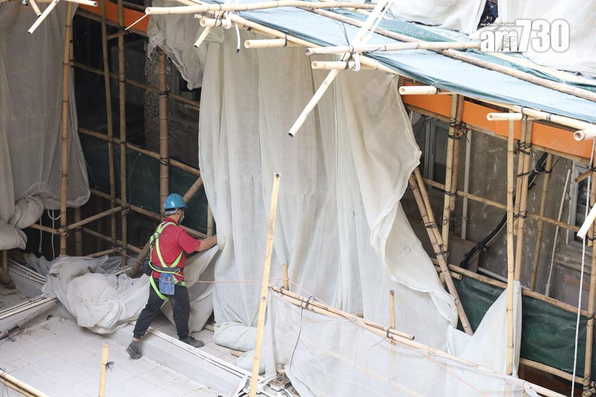 政府要求全港大維修樓宇最遲周六須拆除外牆棚架的棚網,怡閣苑今日正拆除棚網。(鍾式明攝)