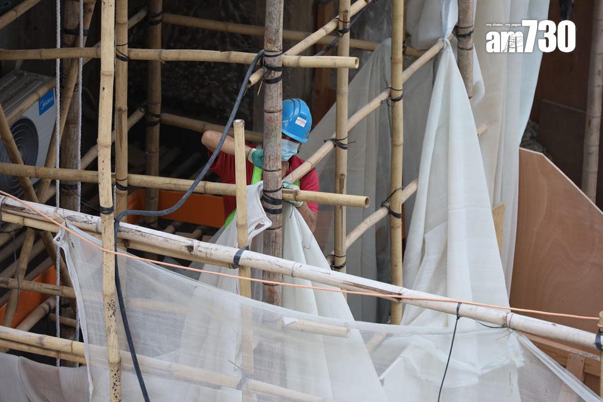 政府要求全港大維修樓宇最遲周六須拆除外牆棚架的棚網,怡閣苑今日正拆除棚網。(鍾式明攝)