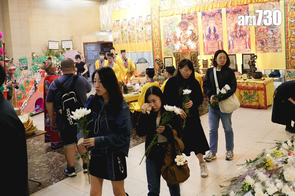 九龍殯儀館第三日開放供市民悼念大埔宏福苑五級火遇難者。(吳康琦攝)