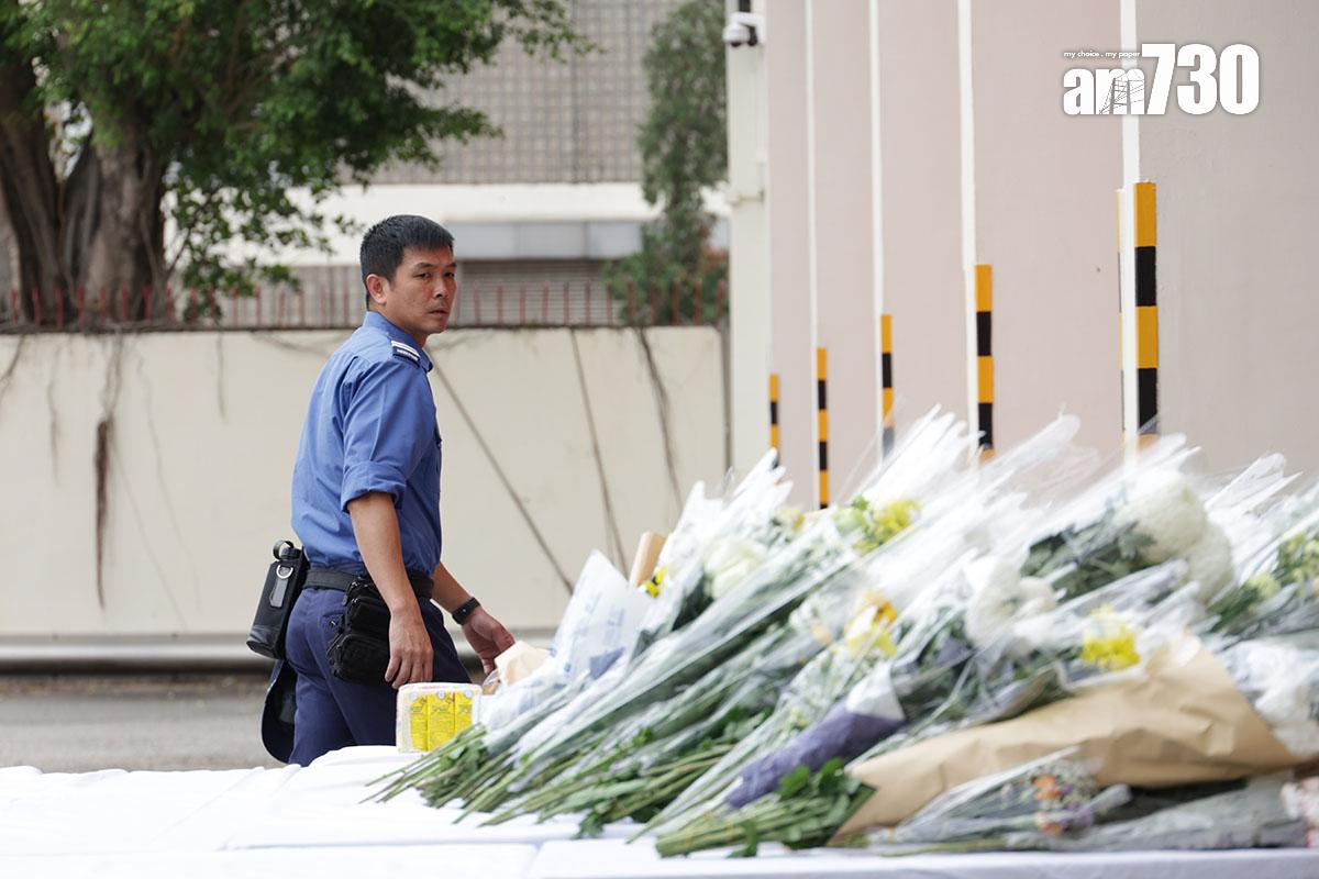 何偉豪在大埔宏福苑五級火當中不幸殉職,事後有市民到沙田消防局獻花悼念。(資料圖片/吳康琦攝)