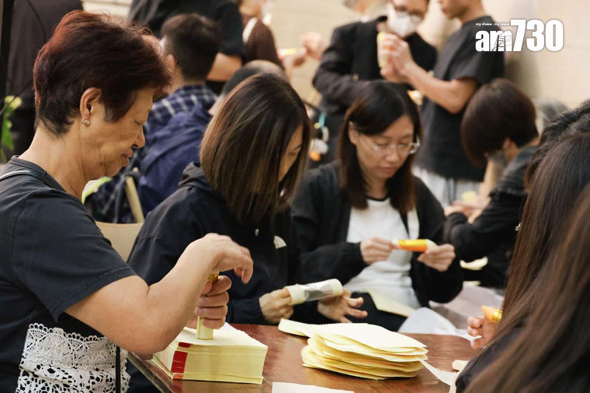九龍殯儀館第三日開放供市民悼念大埔宏福苑五級火遇難者。(吳康琦攝)
