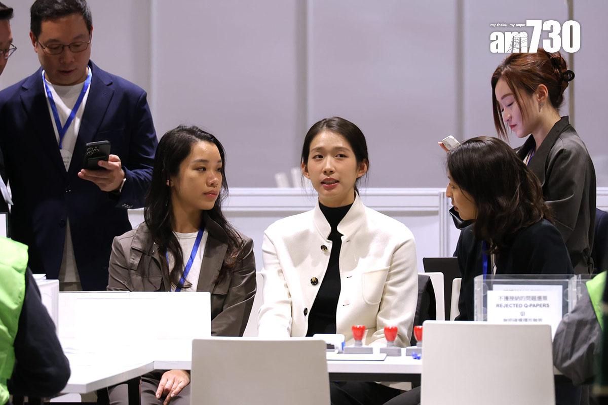 旅遊界候選人江旻憓(中)約凌晨2時抵達中央點票站。(林俊源攝)