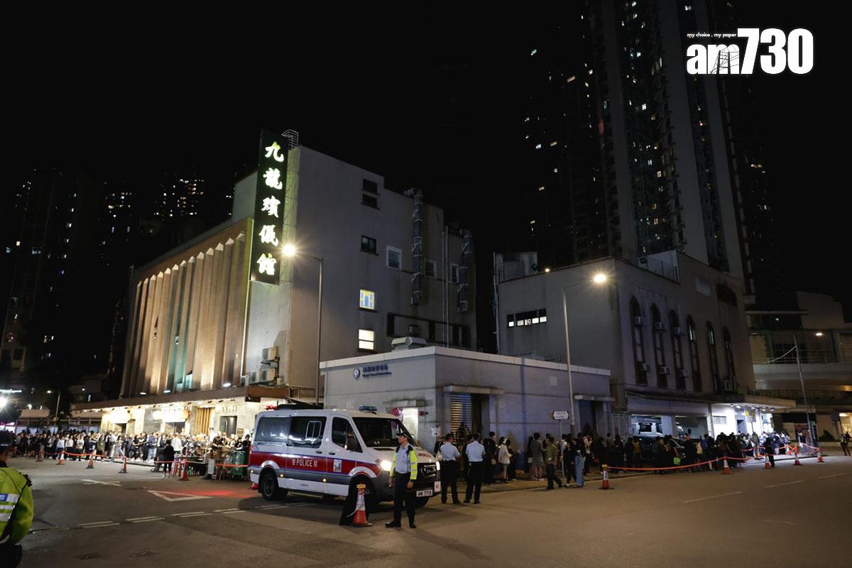 九龍殯儀館第三日開放供市民悼念大埔宏福苑五級火遇難者。(吳康琦攝)