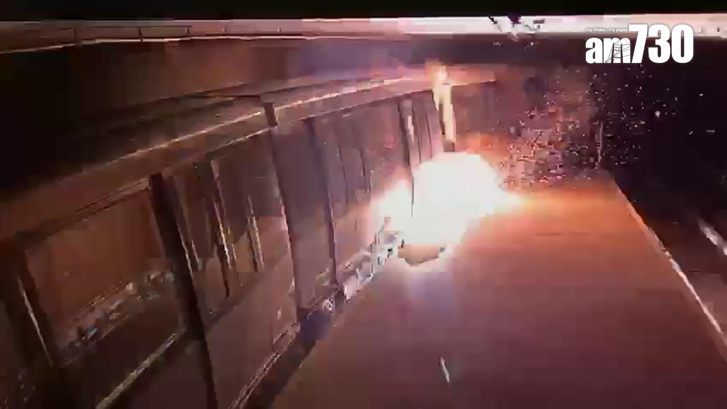 香港國際機場旅客捷運系統有列車轉彎期間爆出火光,歷時近3秒。(消息人士影片截圖)