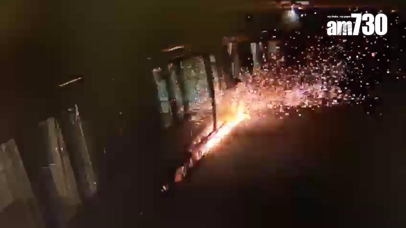 香港國際機場旅客捷運系統有列車轉彎期間爆出火光,歷時近3秒。(消息人士影片截圖)