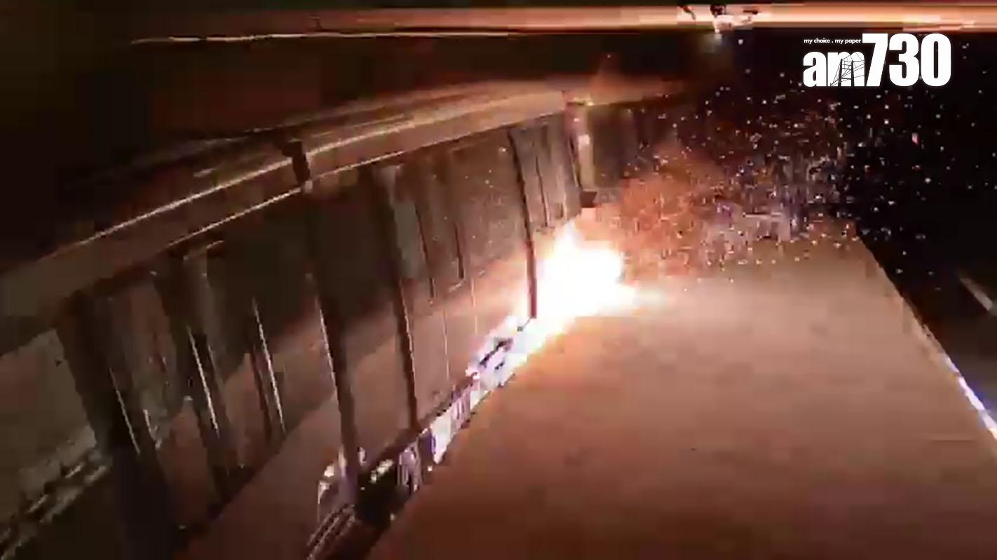 香港國際機場旅客捷運系統有列車轉彎期間爆出火光,歷時近3秒。(消息人士影片截圖)