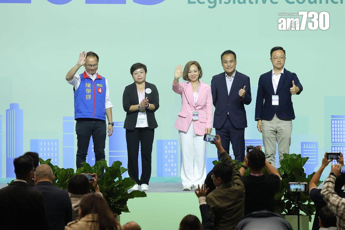 立法會換屆選舉的香港島西選區,由陳學鋒(左一)及陳家珮(中)當選。(林俊源攝)