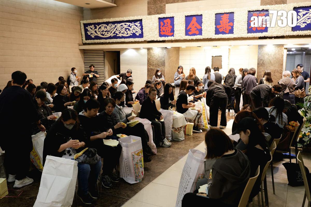 九龍殯儀館第三日開放供市民悼念大埔宏福苑五級火遇難者。(吳康琦攝)