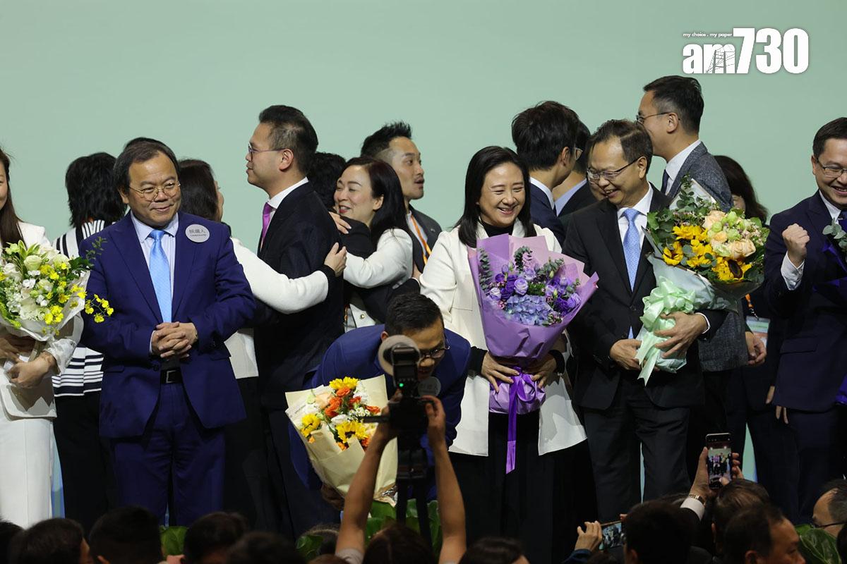 立法會換屆選舉選委會界別投票結果公布後,各候選人在台上祝賀或合照。(林俊源攝)