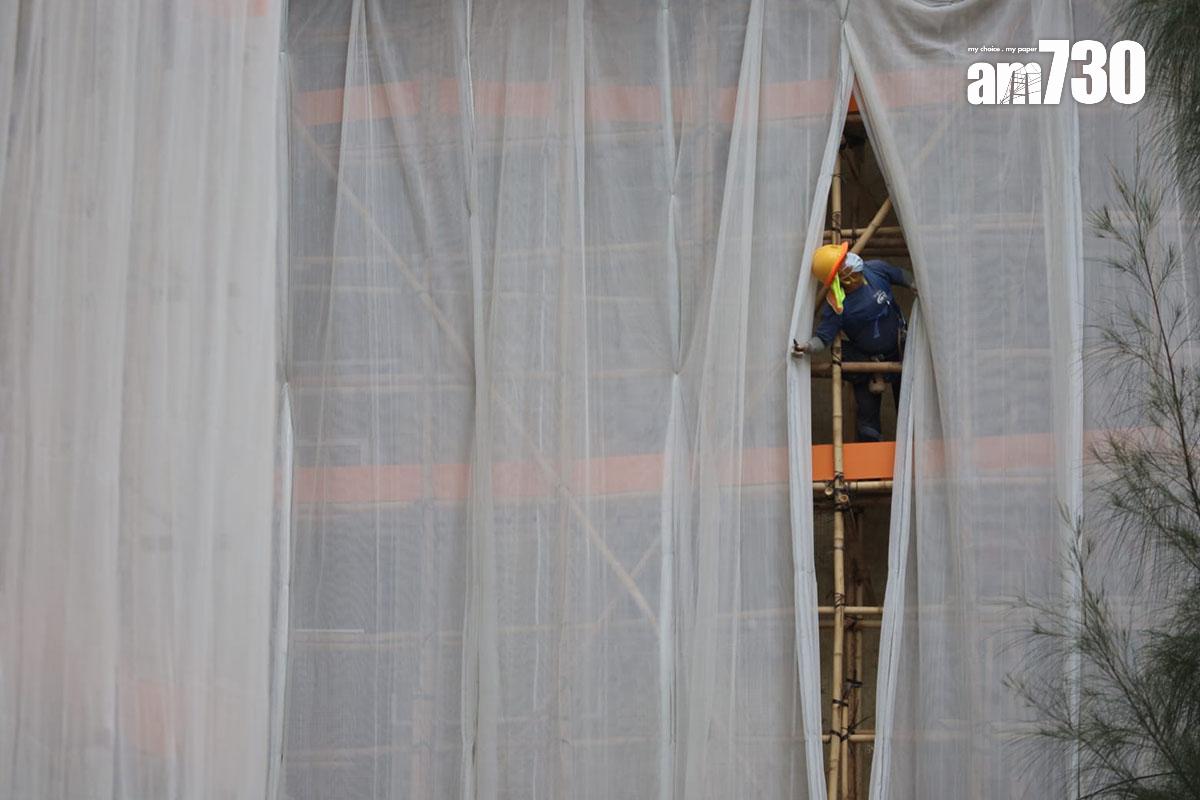 政府要求全港大維修樓宇最遲周六須拆除外牆棚架的棚網,怡閣苑今日正拆除棚網。(鍾式明攝)