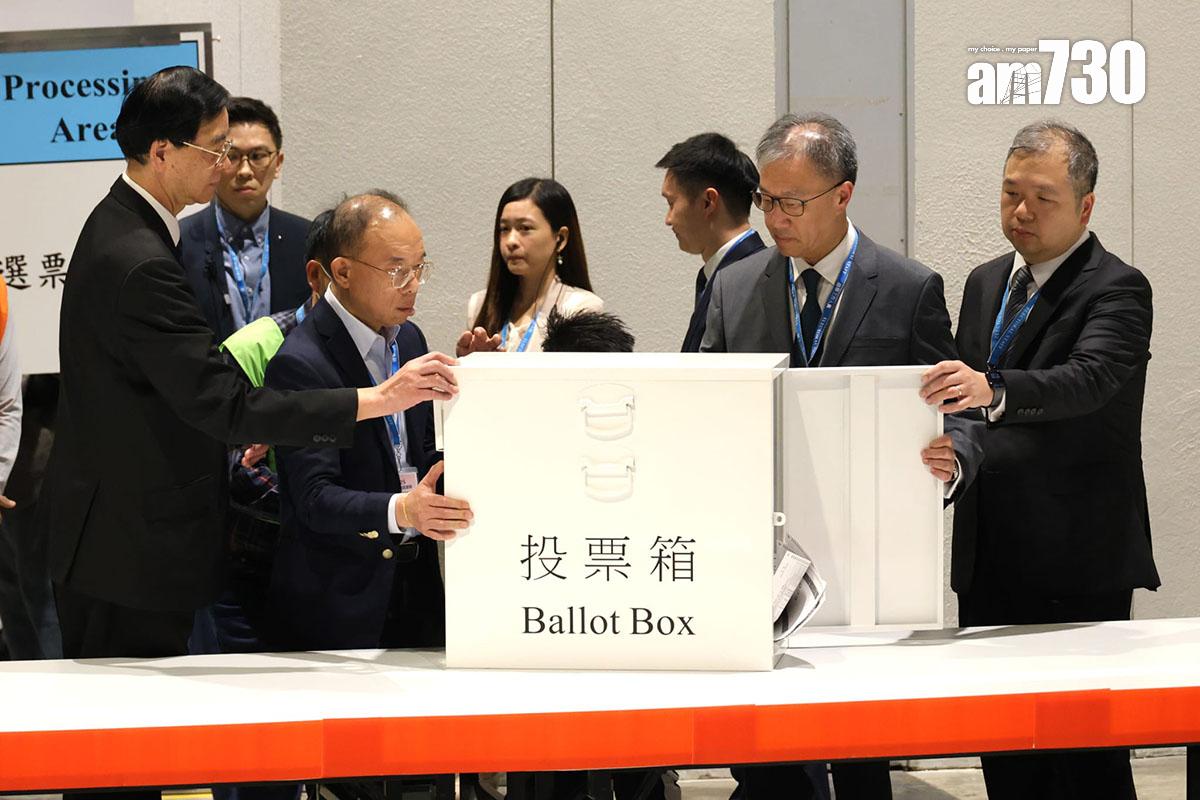 政府和選舉管理委員會在投票時段結束後,於中央點票站倒票箱。(林俊源攝)