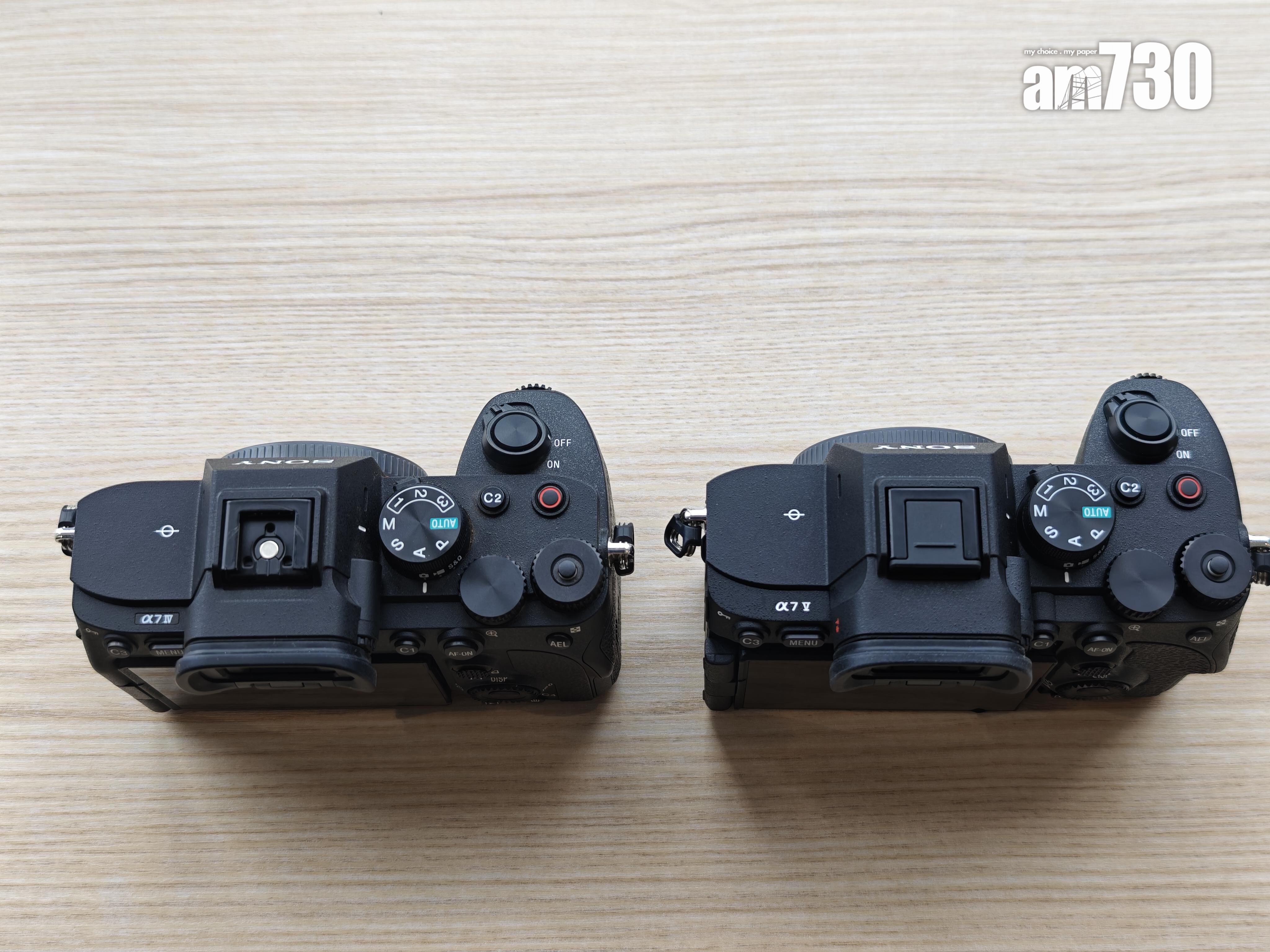 Sony A7 V(右)與A7 IV(左)按鍵布局相同,只稍為厚身一點。
