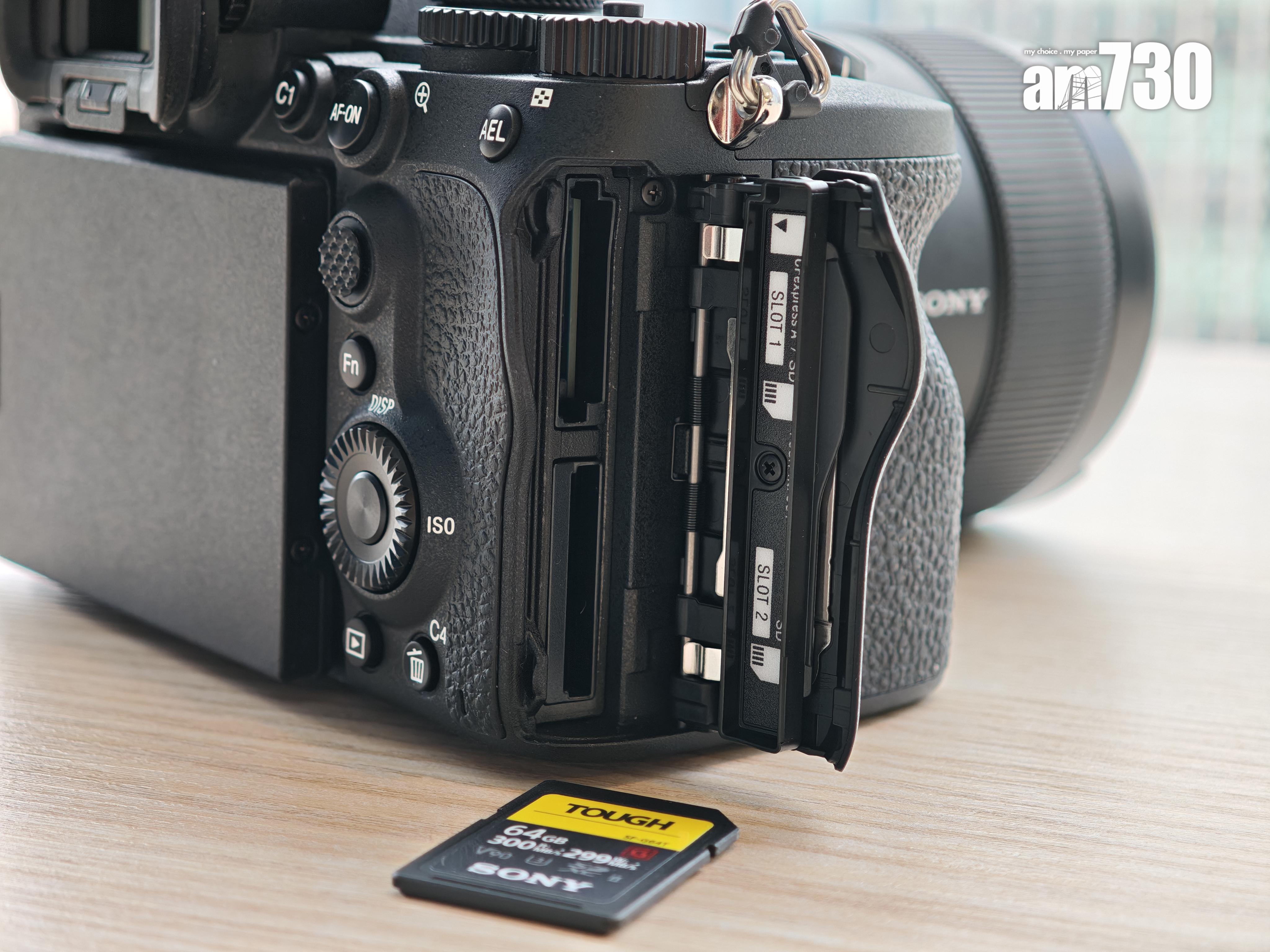 Sony A7 V設有兩張SD卡插口。